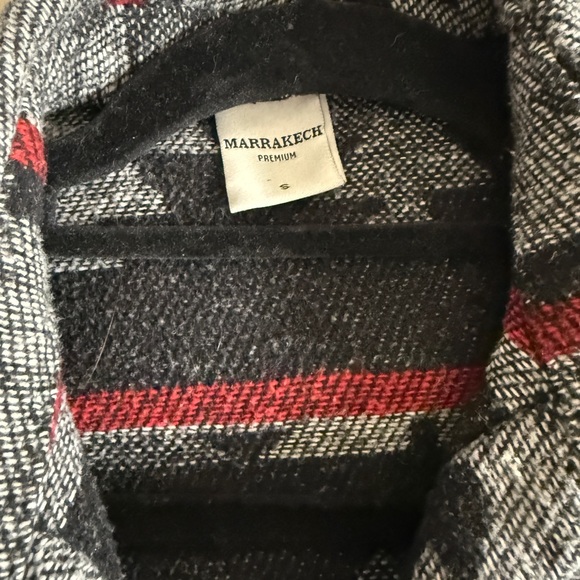 Patterned Button-Up Shirt - Picture 3 of 4